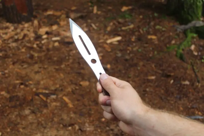 How to hold a throwing knife