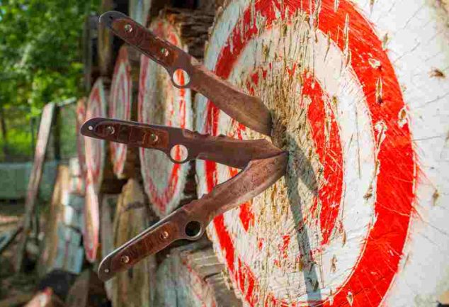 how to throw throwing knives